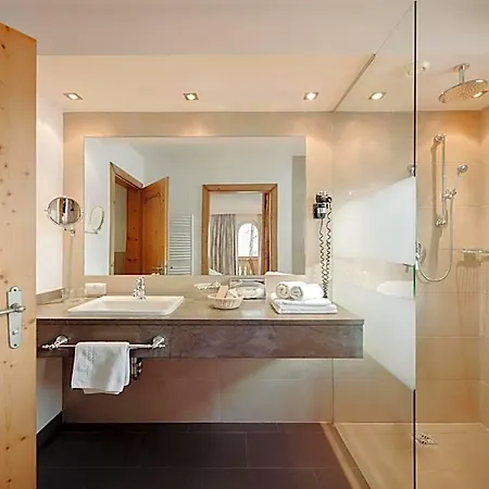 Lisa Hotel 4*
